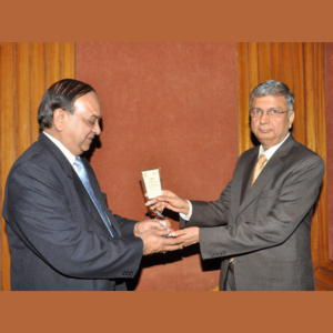 Dr. Ashok sarin giving an award for excellence in nephrology.